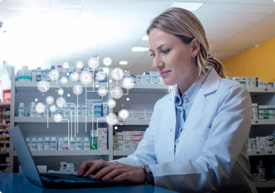 Eine Apothekerin arbeitet am Laptop in einer Apotheke, während eine darüber schwebende Grafik die digitale Vernetzung von Diensten symbolisiert.